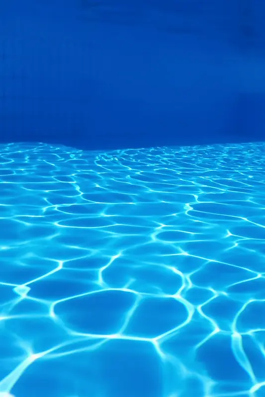 fond-piscine-vide-sous-eau