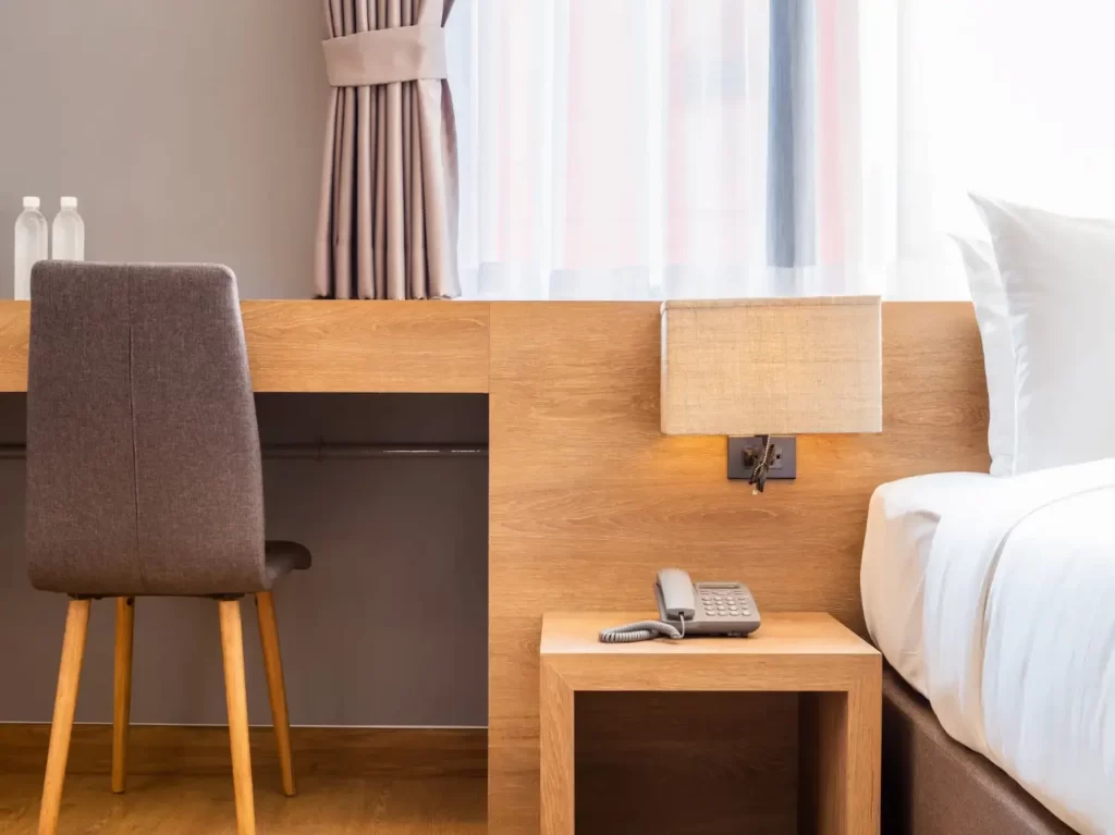 oreiller-blanc-decoration-lit-chaise-lampe-telephone-numerique-dans-chambre-hotel (1)